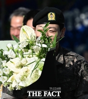  팬들 관심에 쑥스러워 '꽃 뒤로 숨은 전정국 병장'  [TF사진관]