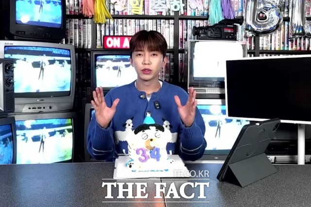 가수 임영웅이 지난 16일 공식 유튜브 채널에서 진행한 라이브 방송을 통해 팬들과 소통하며 앨범·콘서트·예능 '트리플 컴백'을 예고했다. /유튜브 '임영웅'